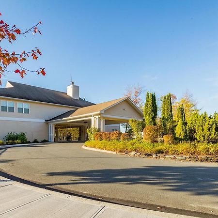 Vacation Village In The Berkshires Hancock Kültér fotó The entrance to the Ramada Inn in 2014
