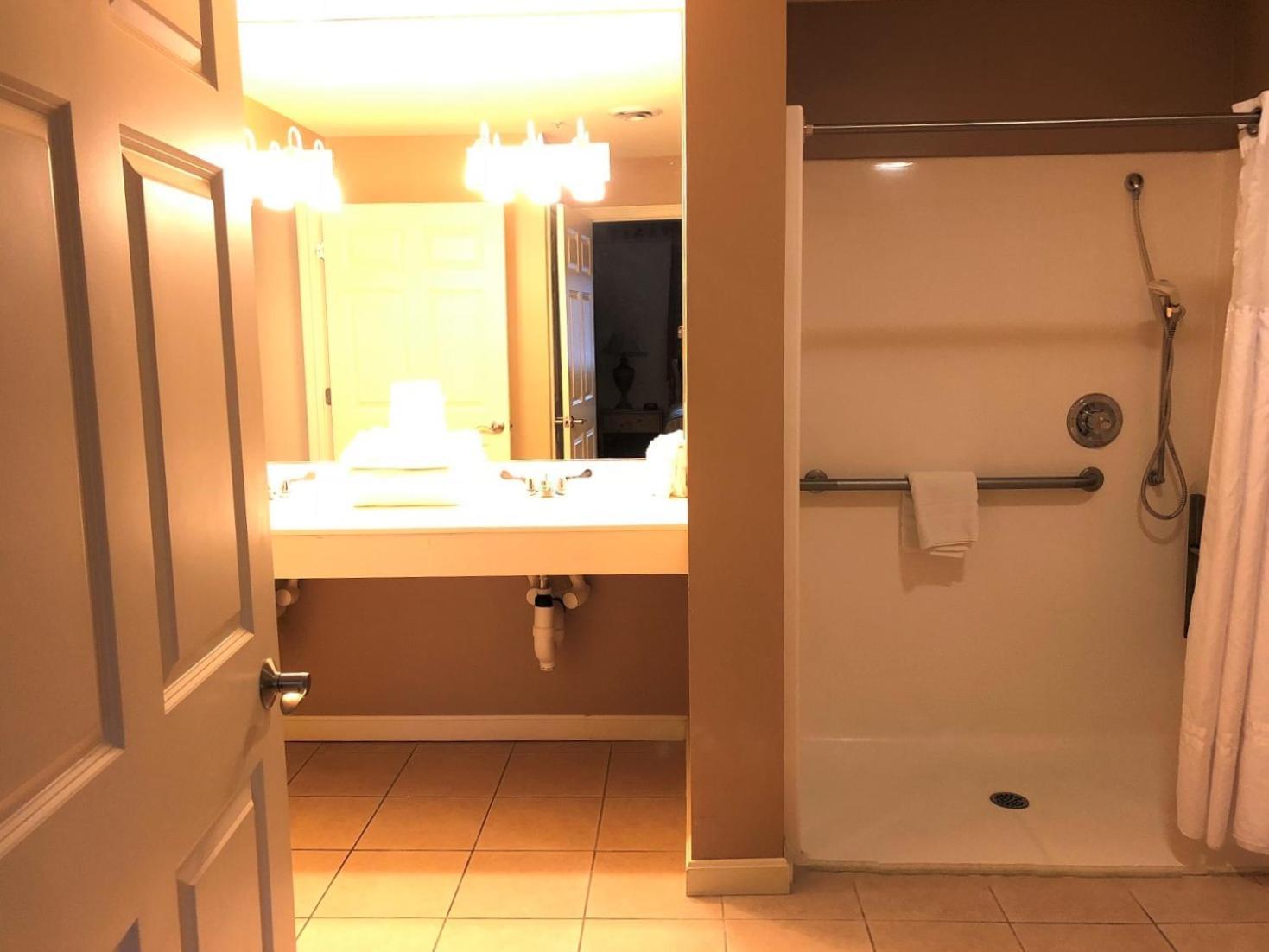 Vacation Village In The Berkshires Hancock Szoba fotó A typical bathroom in a hotel