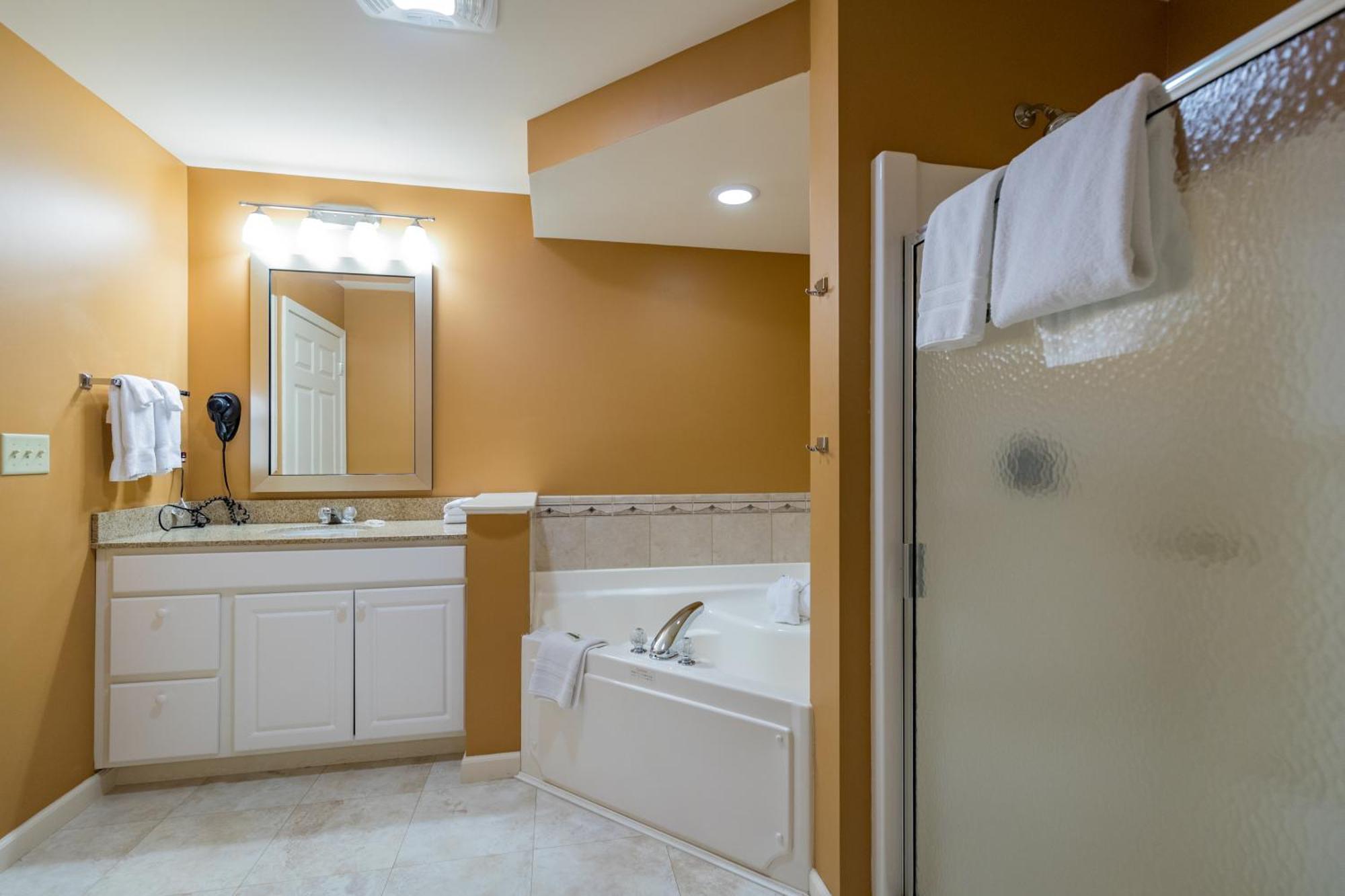 Vacation Village In The Berkshires Hancock Kültér fotó A bathroom in a typical hotel room