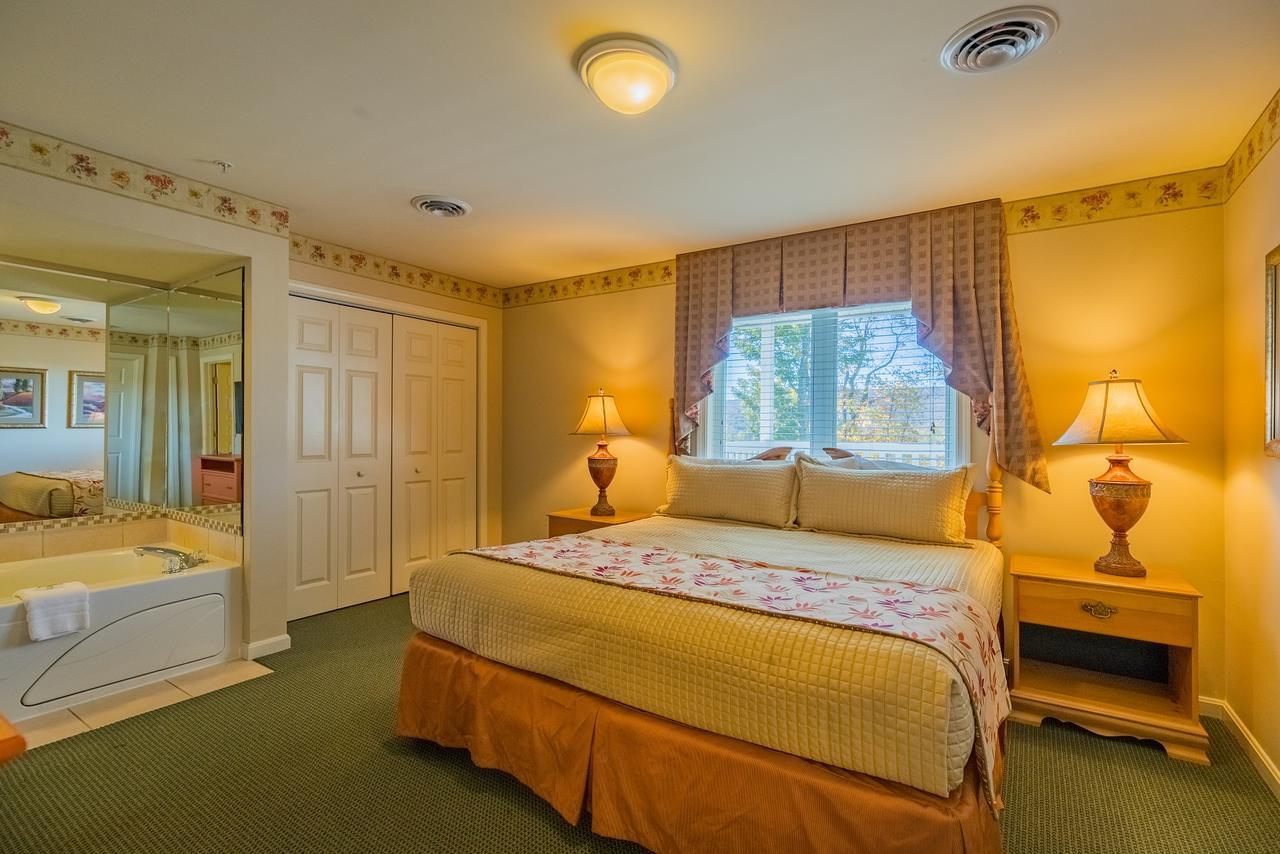 Vacation Village In The Berkshires Hancock Kültér fotó A bedroom at the Inn at the Opera House
