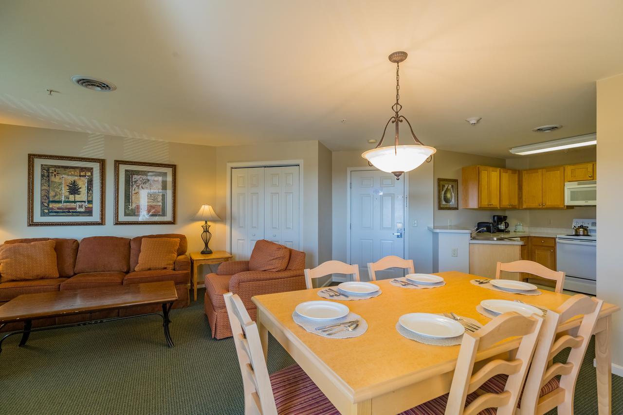 Vacation Village In The Berkshires Hancock Kültér fotó A typical living room and kitchen in a two-bedroom villa at Disney's Old Faithful Inn